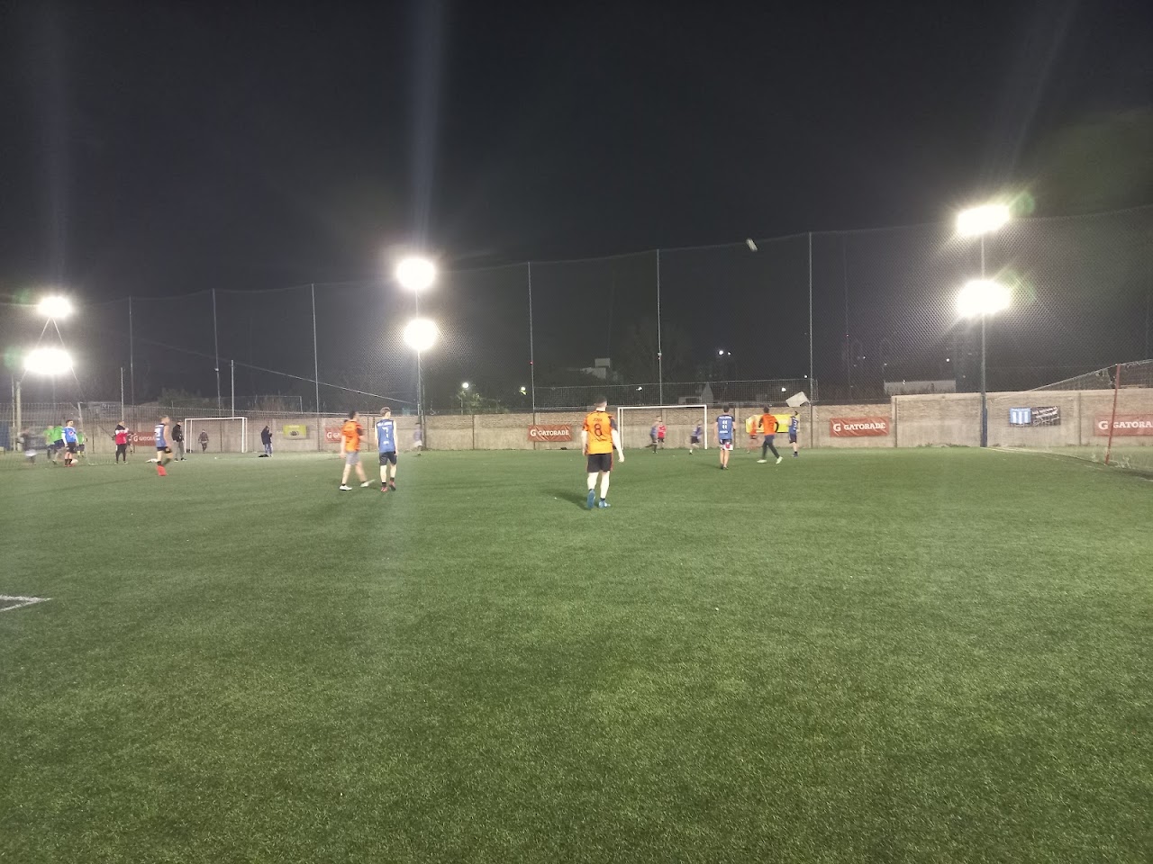 Partido nocturno en Mega Fútbol San Justo