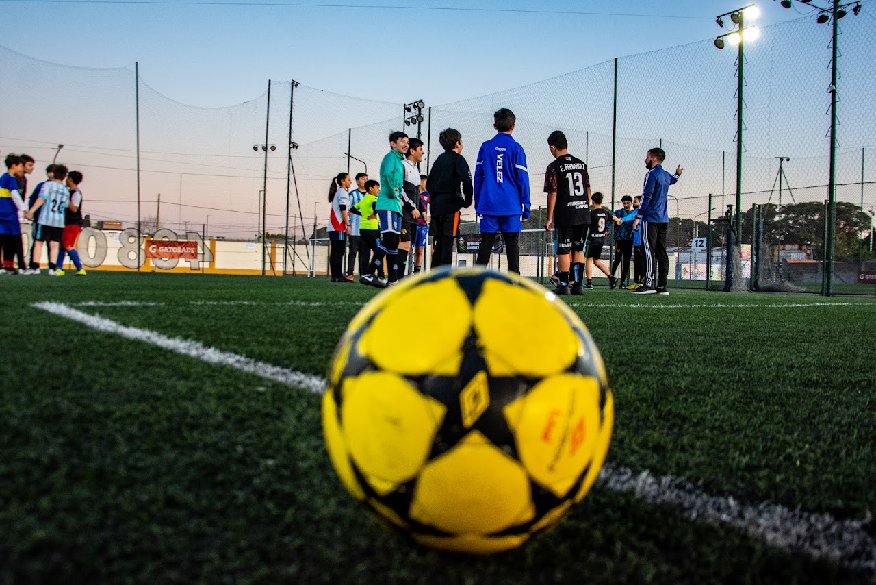 Jugadores en cancha de Mega Fútbol San Justo